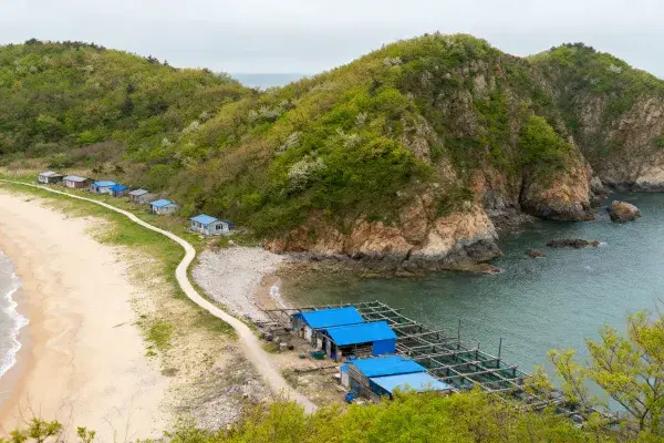 展现沿海岩崖渔村的瞬间