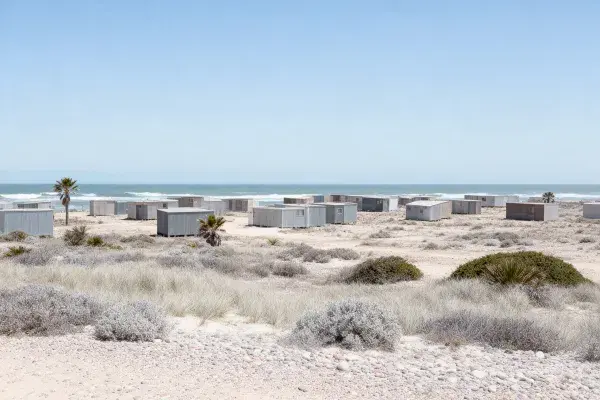 海滨小屋分布的海滩风光