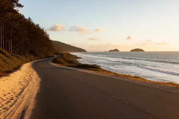 沿海公路风光与海岸风光结合的场景