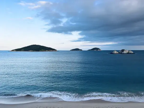海湾岛屿群与风光景象