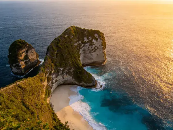 露天海蚀拱形悬崖与海滩景象