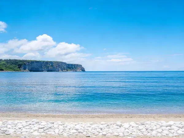 海岸峭壁与碧海沙滩风光