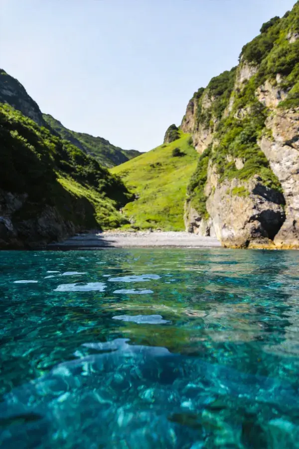 碧水环绕的沿海悬崖海湾