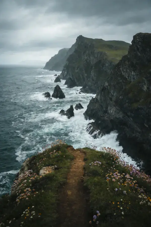 海岸悬崖风光中的步道与海景