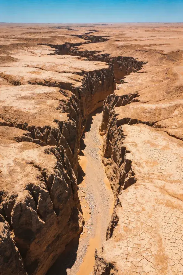 荒漠峡谷地貌的航拍景观