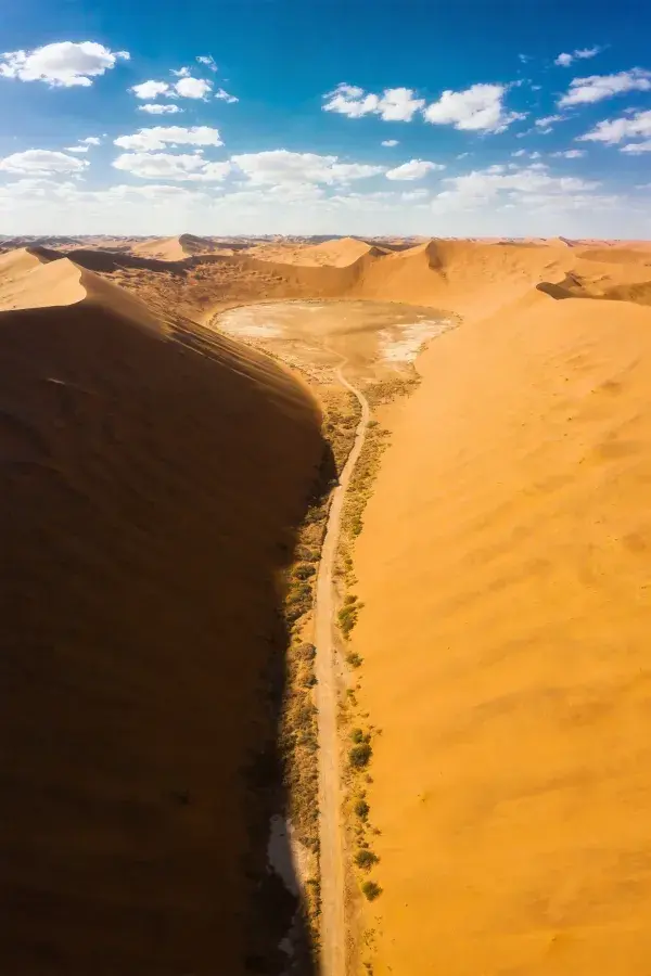 沙漠沙丘间的小径与洼地景观