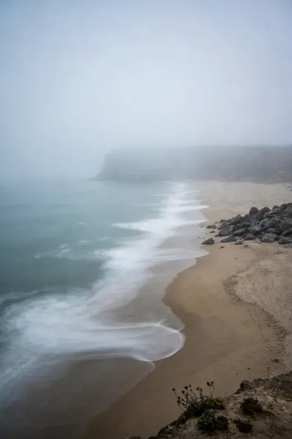 雾锁海岸悬崖沙滩风光