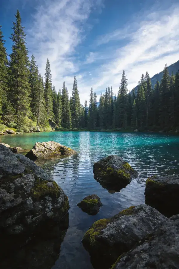 山林环绕的清澈湖泊景观