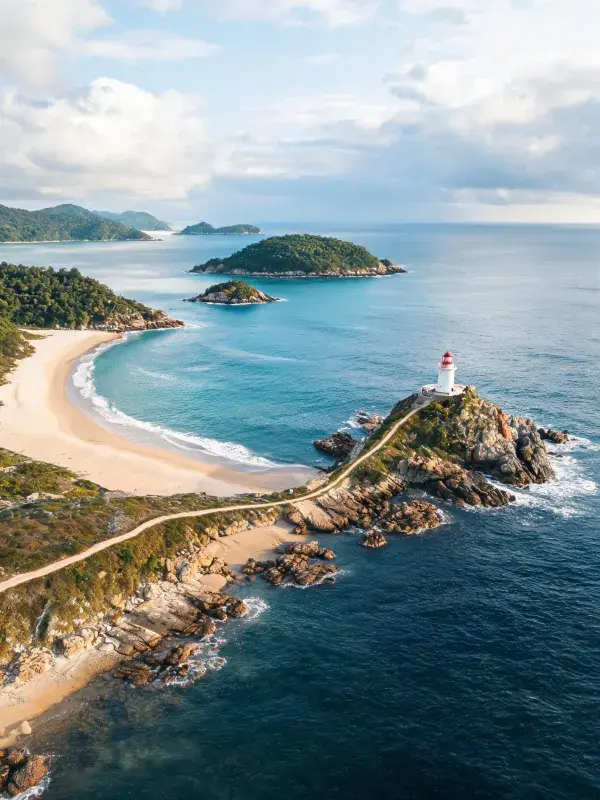 海岸灯塔与沙滩风光场景