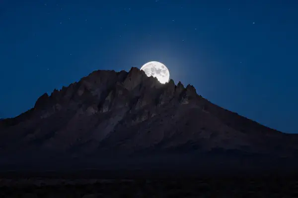 月光下锯齿状山地峰林夜景