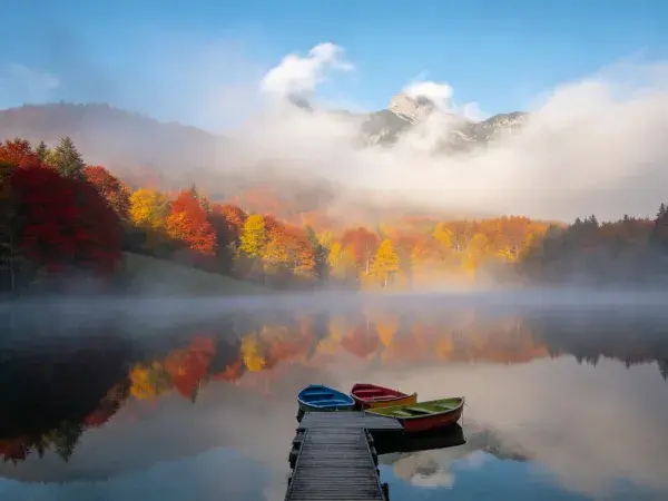 山水秋景码头停泊景象