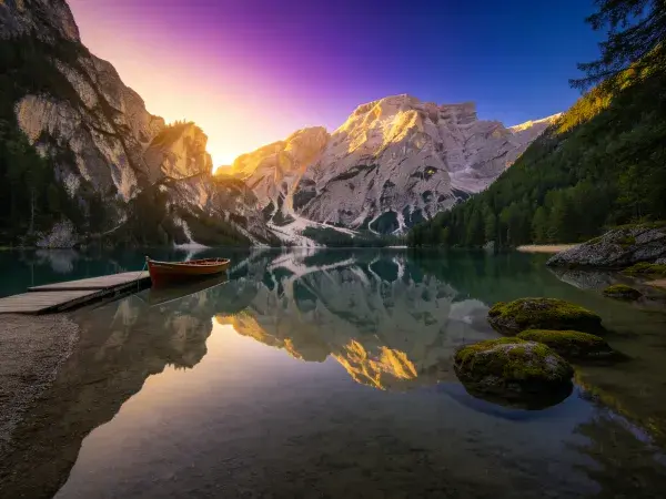 山地湖泊晨光倒影景观