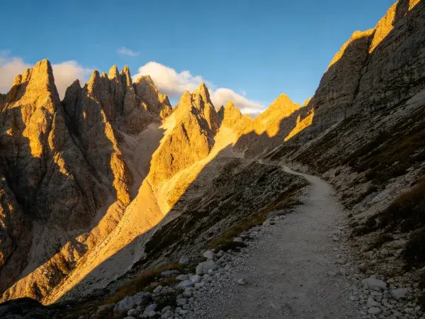 阳光下的高山峡谷地貌