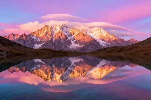 雪山风光与湖面倒影景观