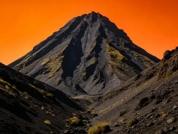 火山锥在橙红天下的形态