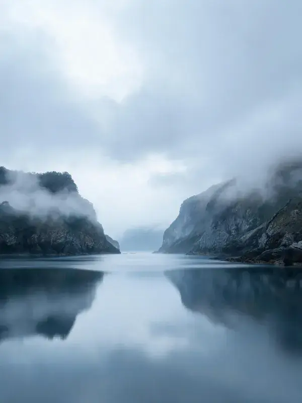露出云雾的峡湾山水景观