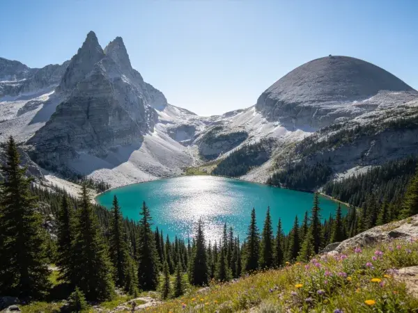 青山碧湖的山地景观瞬间