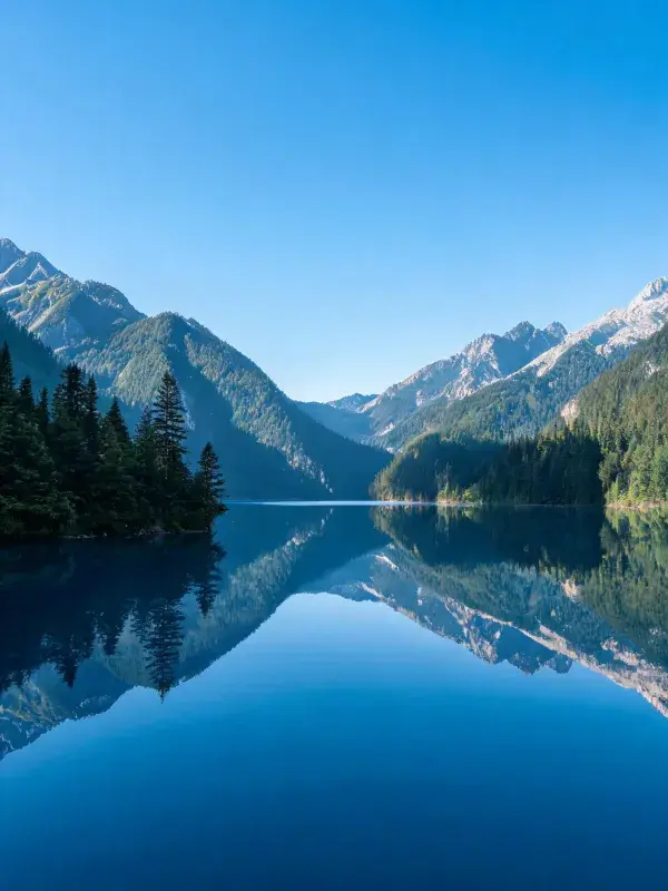 清澈湖水映青山山水风光