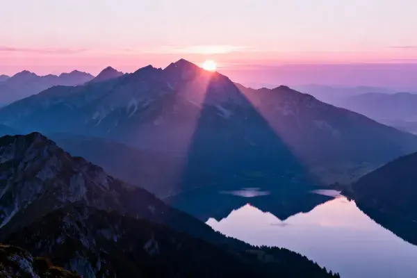 太阳穿透山巅的晨光山地景观