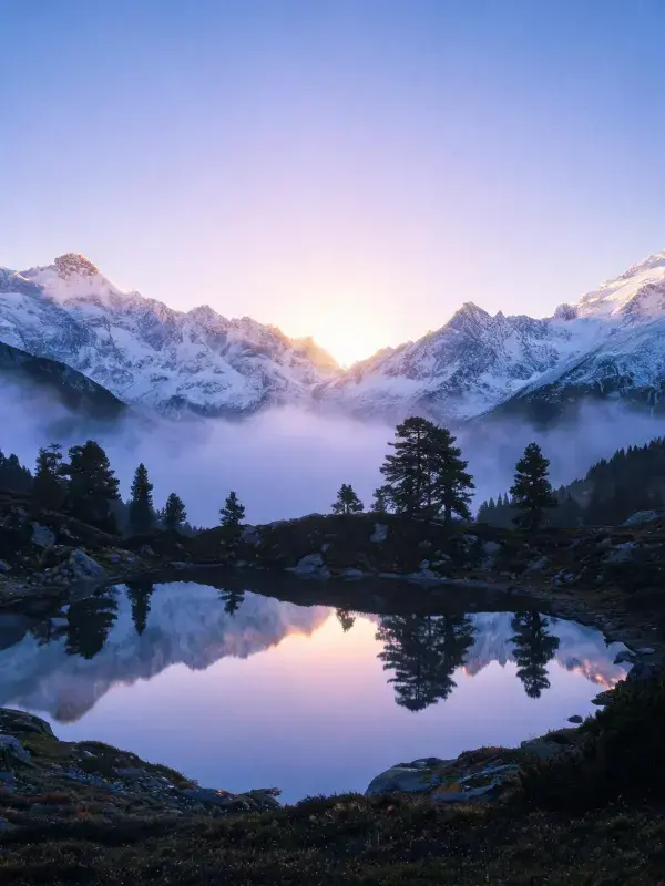 雪山峡谷风光与晨雾山水