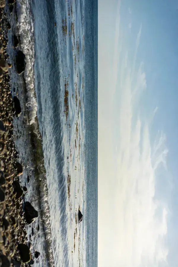海岸礁石风光与晴空景象