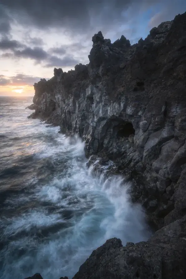 阴天下的火山岩海岸峭壁风光