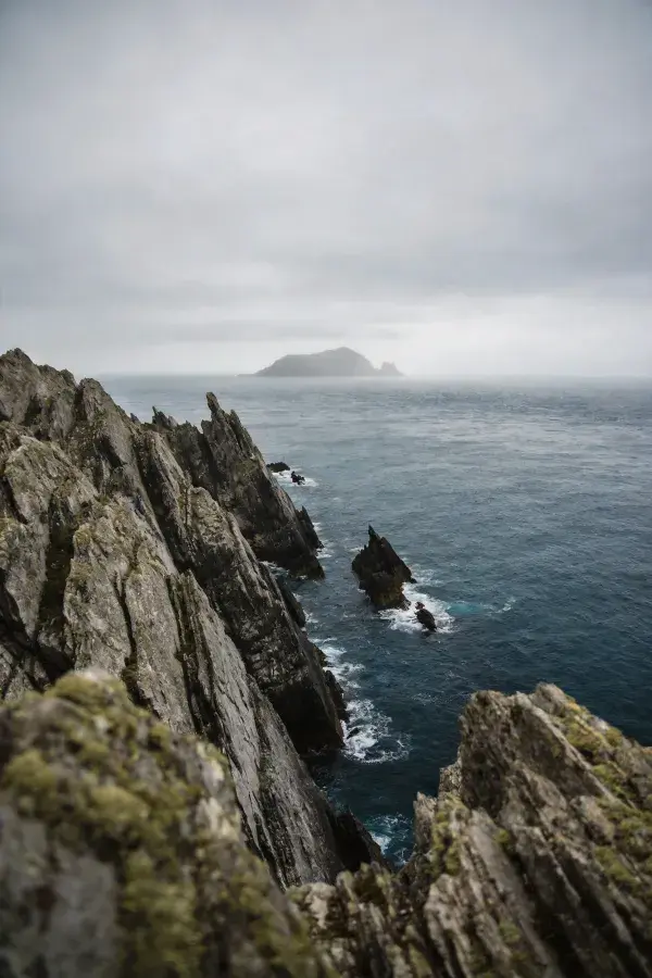 海蚀柱与海岸峭壁风光场景