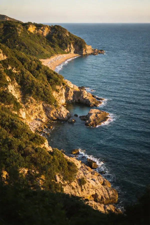 露出阳光的海岸悬崖海湾风光
