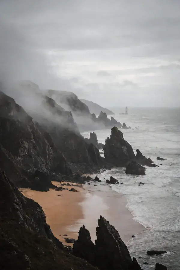 阴雨天气下沿海悬崖风光