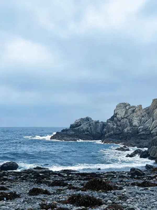 阴天下的沿海岩石海岸风光