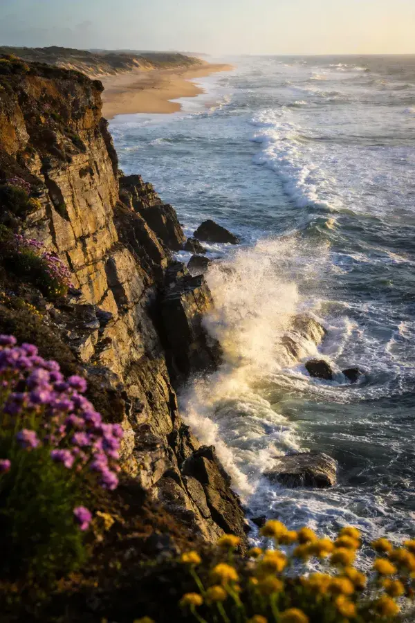 海岸悬崖岩石与浪花撞击风光