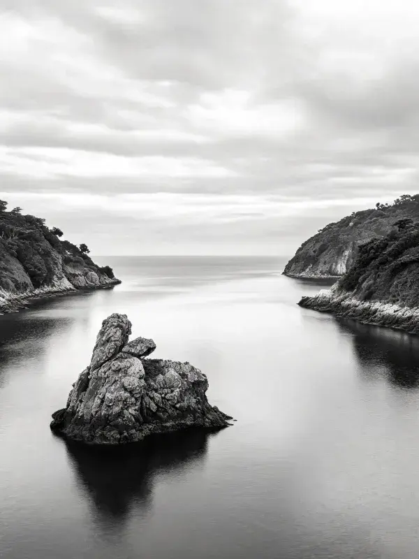 海湾岩石群与平静水域景观