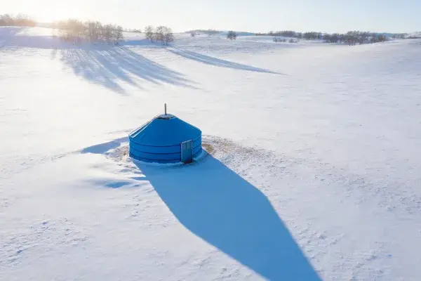 雪原中的蓝色蒙古包场景