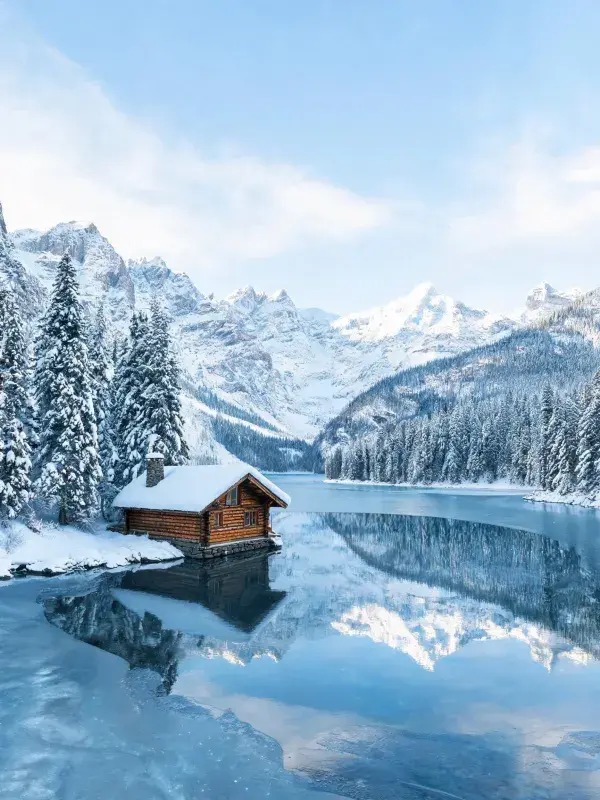 原木小屋与冰雪山水景观