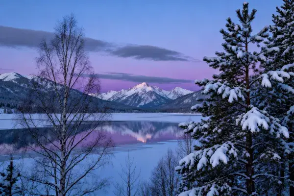 阿尔卑斯山麓冰雪湖泊景观