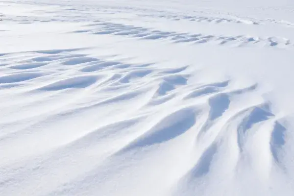 雪原地貌的风蚀痕迹场景