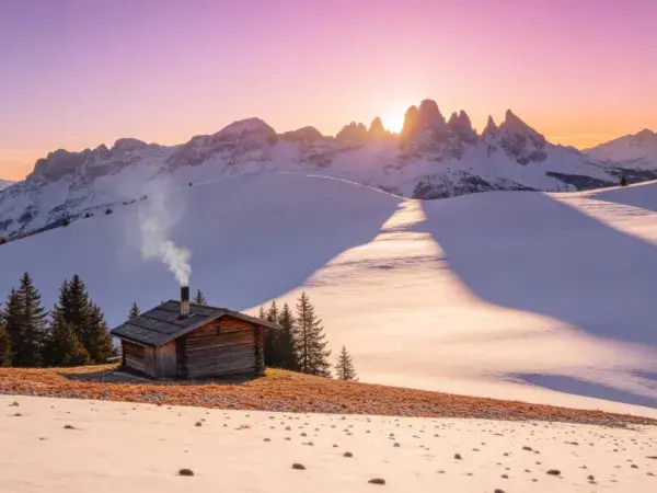 雪原乡村木屋与晨光山景瞬间