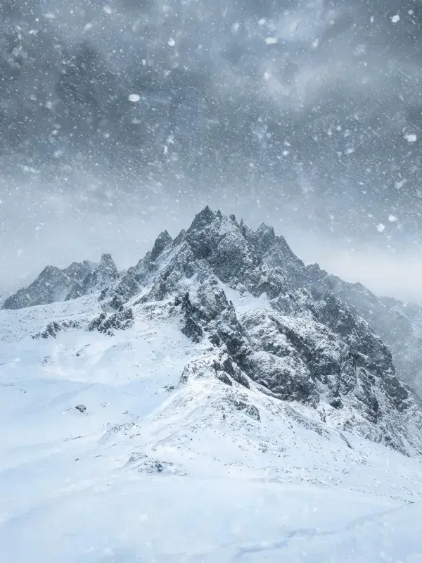 雪花飘落时的高山险峰
