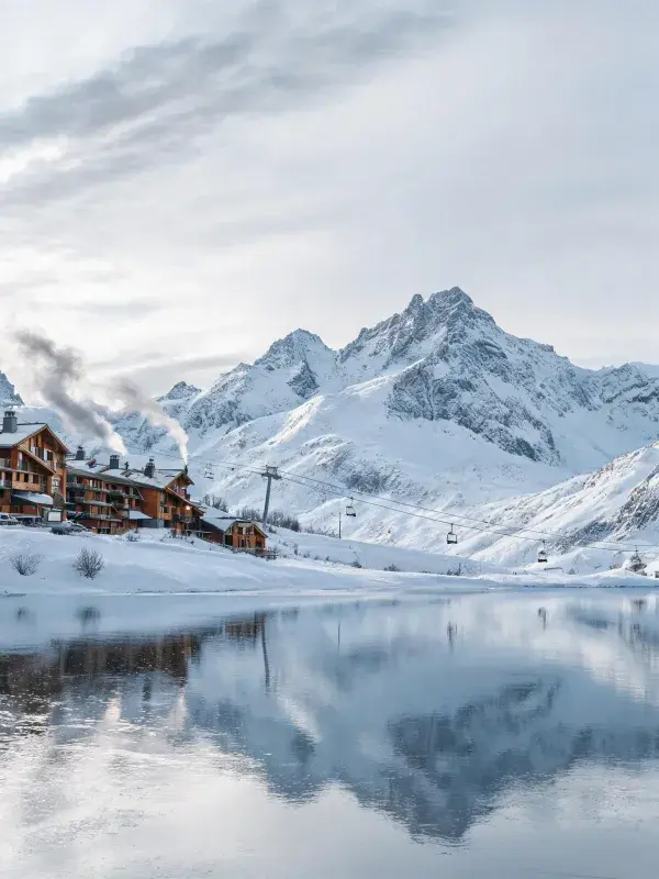 阿尔卑斯风格雪山滑雪度假区雪景