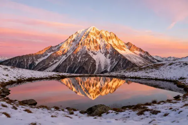 雪山倒影与晨光雪山景观