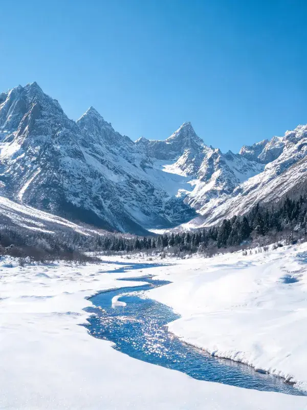 雪山峡谷风光与冬季溪流景象