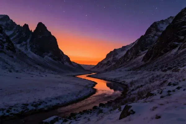山谷冰雪景观黄昏时影