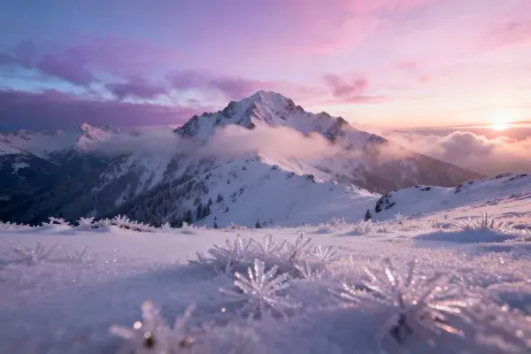 雪山晨雾与冰晶雪地景观