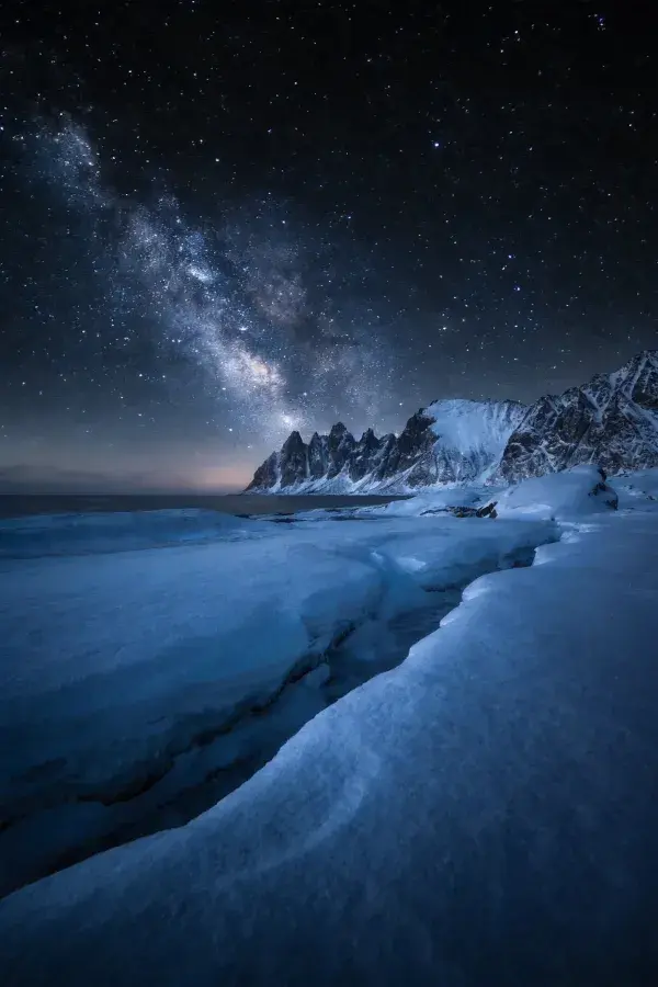 北极雪山海岸星空夜景