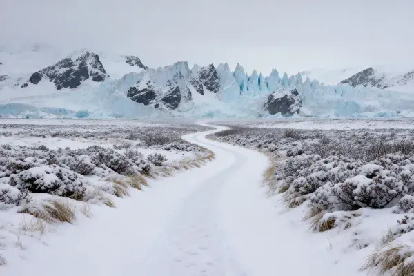 雪原冰川地貌与蜿蜒雪道景观