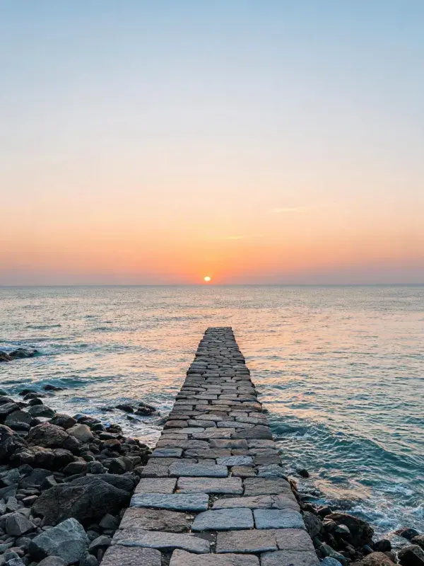 海滨石砌栈桥与日落海景