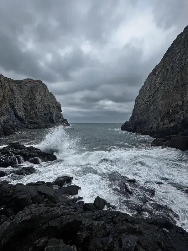 海岸峭壁间的海浪冲击景象
