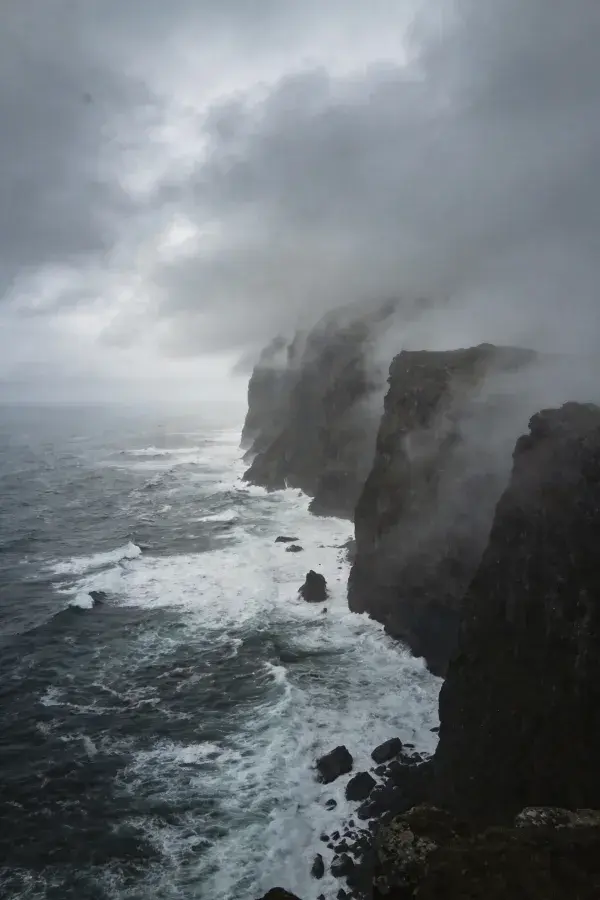 阴雨天气下的海岸悬崖风光