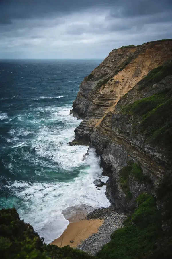 阴雨天气下的海蚀崖与海滩景观
