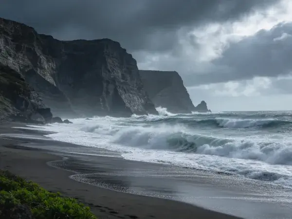 海岸峭壁与浪涛的海滨景象